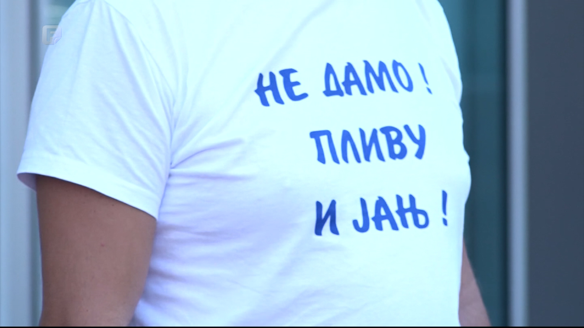 Članovi Inicijativnog odbora „Ne damo Plivu i Janj“ ispred zgrade Vlade RS-a
